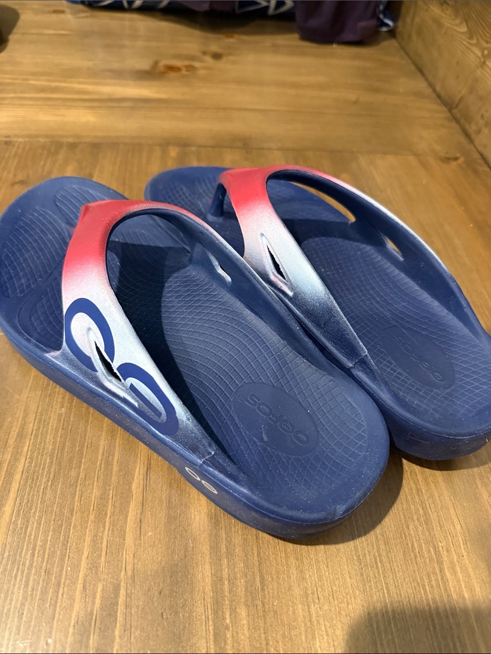 Unisex OOFOS Navy Blue and Red Gradient Women's Sandals M8/W10 EU41